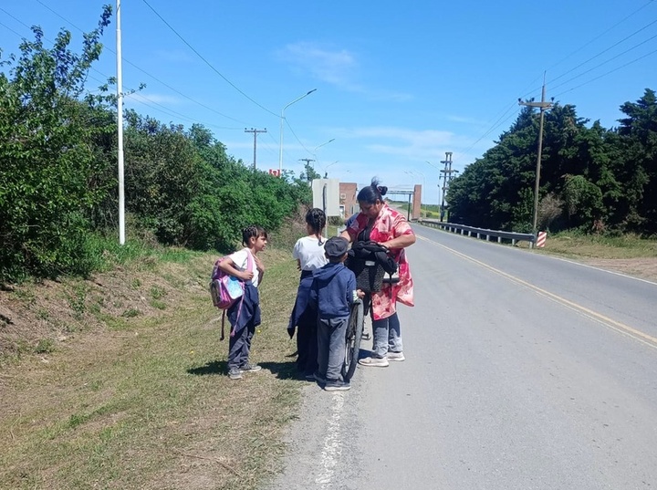 Hace casi dos años que van caminando a la escuela.