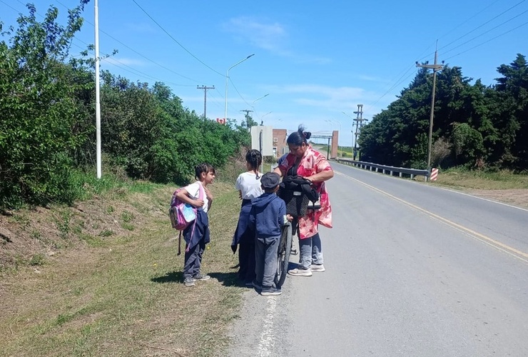 Hace casi dos años que van caminando a la escuela.