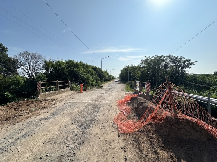 Imagen de Iniciaron las obras en el puente que va al barrio Puerto.