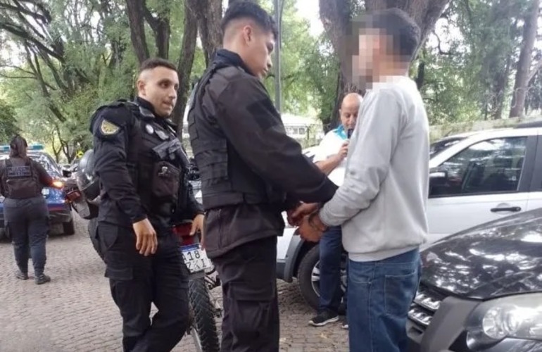 Trabajadores informales, jóvenes y personas en situación de calle son los más afectados por las demoras policiales en averiguación de identidad.