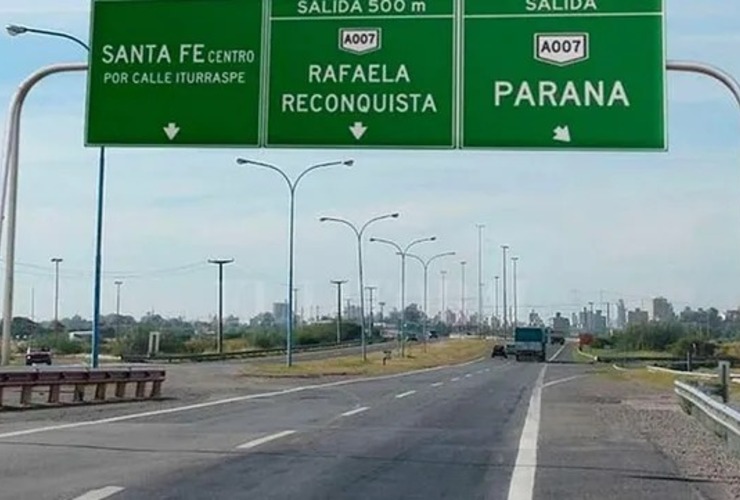 Una pareja fue abordada por dos delincuentes en la  autopista Rosario-Santa Fe