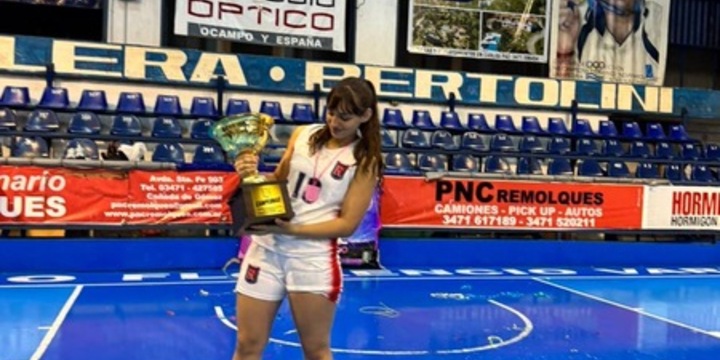 Imagen de Mía Ciconni, de básquet Unión, salió Campeona con la Selección Rosarina Femenina.