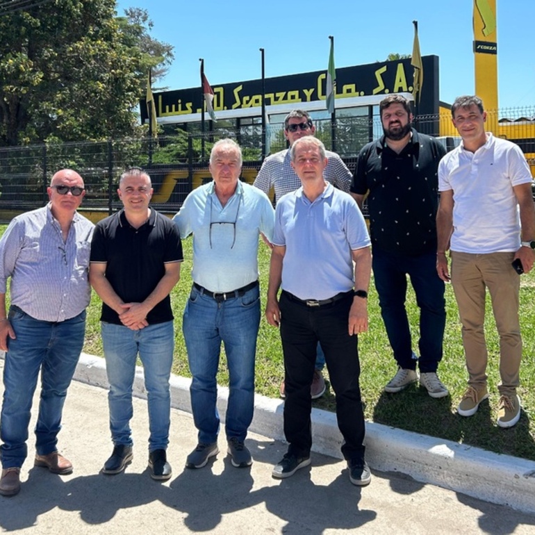 Imagen de Recorrida por dos empresas cordobesas para la compra de una barredora aspiradora