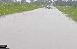 El acceso principal a estos barrios cada vez que llueve.