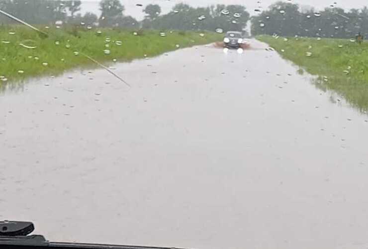 El acceso principal a estos barrios cada vez que llueve.