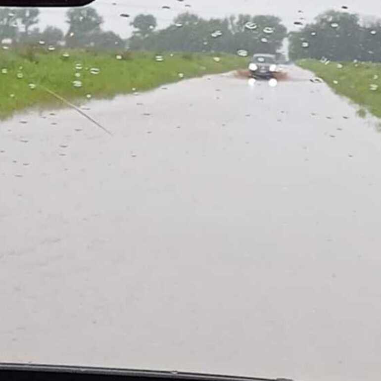 El acceso principal a estos barrios cada vez que llueve.