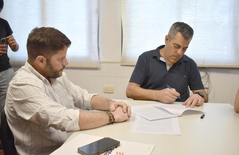 Imagen de El intendente Gherardi firm&oacute; con el Gobierno de Santa Fe un convenio para modernizar los sistemas de seguridad de la ciudad