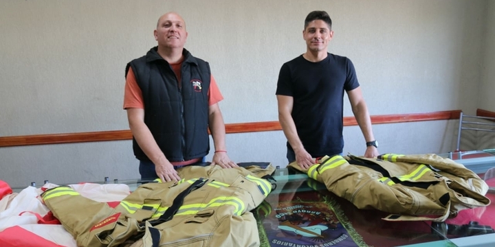 Nueva piel. Los trajes tienen mayor tecnología y cuidan la salud de los bomberos.