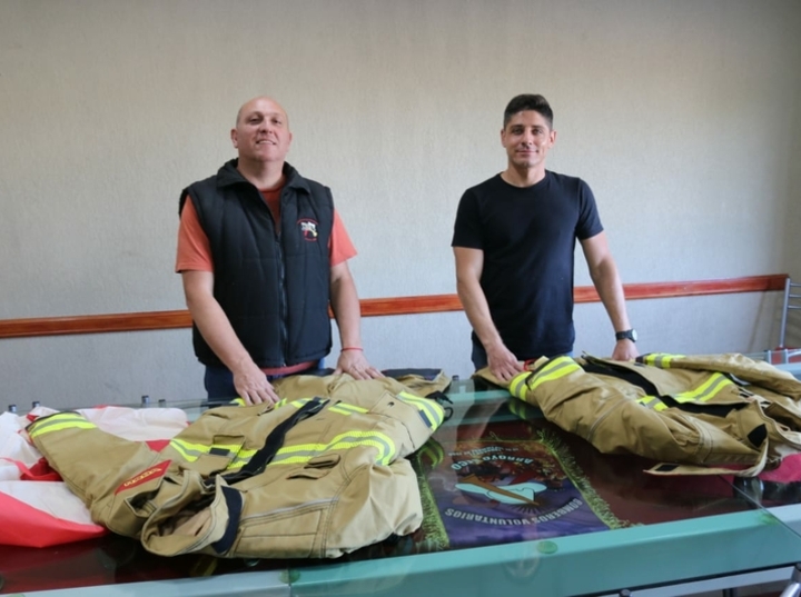 Nueva piel. Los trajes tienen mayor tecnología y cuidan la salud de los bomberos.