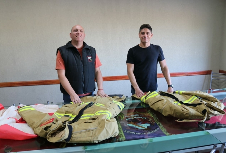 Nueva piel. Los trajes tienen mayor tecnología y cuidan la salud de los bomberos.