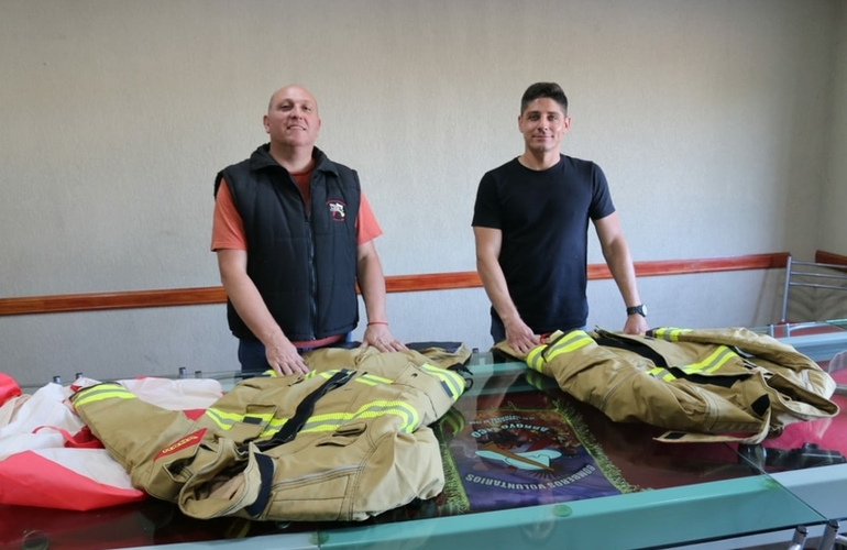 Nueva piel. Los trajes tienen mayor tecnología y cuidan la salud de los bomberos.