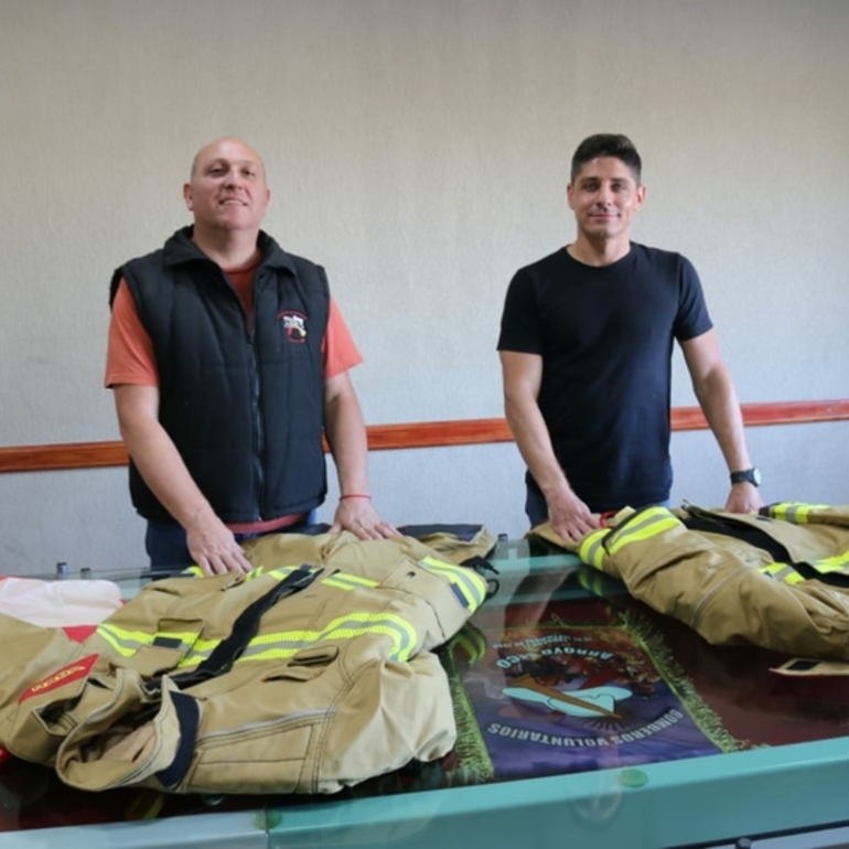 Nueva piel. Los trajes tienen mayor tecnología y cuidan la salud de los bomberos.