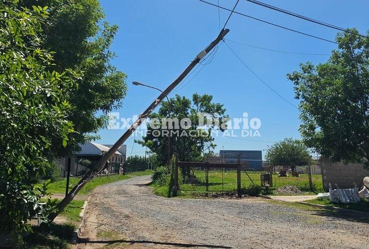 Imagen de Peligro por poste a punto de caer