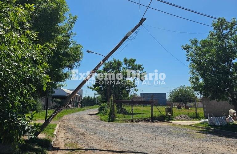 Imagen de Peligro por poste a punto de caer