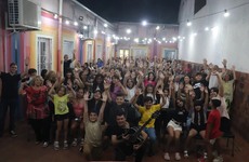 Los alumnos del profe Lucas Boschiero en el patio del Centro Cultural.