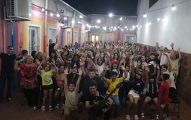 Los alumnos del profe Lucas Boschiero en el patio del Centro Cultural.