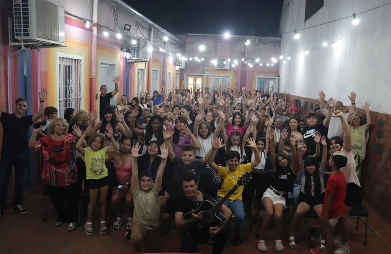 Los alumnos del profe Lucas Boschiero en el patio del Centro Cultural.