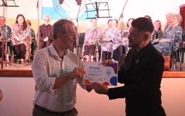 El intendente Daniel Tonelli junto al profesor C&eacute;sar Spinelli.