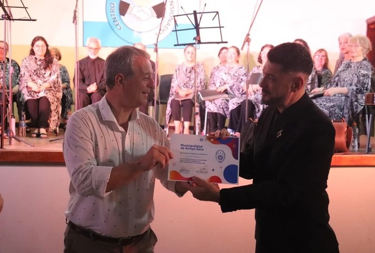 El intendente Daniel Tonelli junto al profesor C&eacute;sar Spinelli.