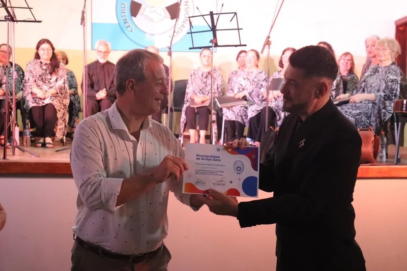 El intendente Daniel Tonelli junto al profesor C&eacute;sar Spinelli.