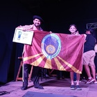 Felicidad a pleno. Maxi junto a su reconocimiento y exhibiendo la bandera de nuestra ciudad.