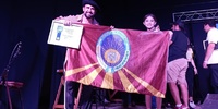 Felicidad a pleno. Maxi junto a su reconocimiento y exhibiendo la bandera de nuestra ciudad.