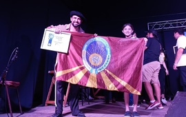 Felicidad a pleno. Maxi junto a su reconocimiento y exhibiendo la bandera de nuestra ciudad.