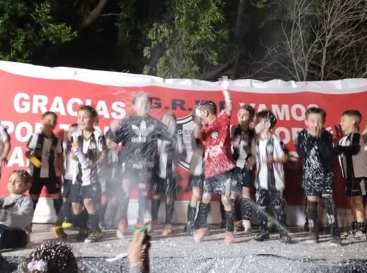 Imagen de La categoría 2018 de fútbol Unión, salió Campeona de la Copa Amistad en General Rojo.