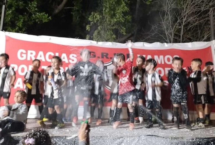 Imagen de La categoría 2018 de fútbol Unión, salió Campeona de la Copa Amistad en General Rojo.