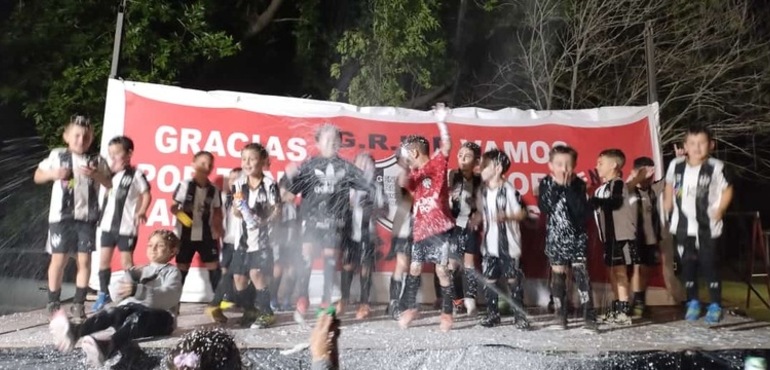 Imagen de La categoría 2018 de fútbol Unión, salió Campeona de la Copa Amistad en General Rojo.