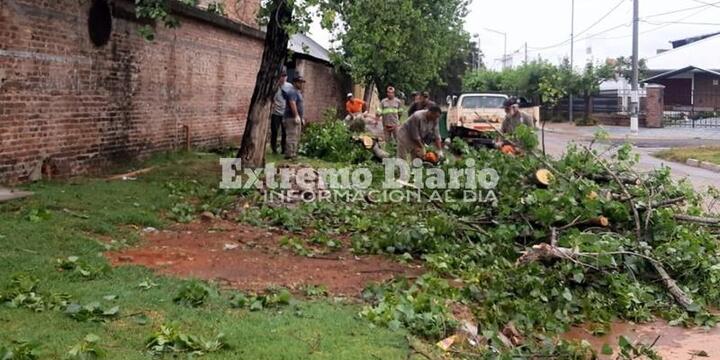 Imagen de Protección Civil trabaja en el despeje de calles tras la tormenta