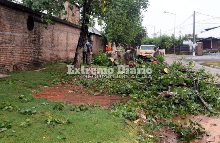 Imagen de Protección Civil trabaja en el despeje de calles tras la tormenta