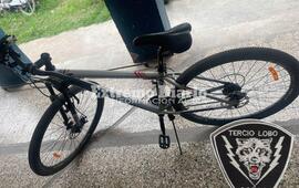 El sujeto dejó tirada su bicicleta al intentar huir del lugar.