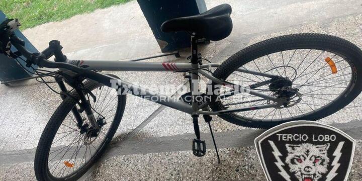 El sujeto dejó tirada su bicicleta al intentar huir del lugar.