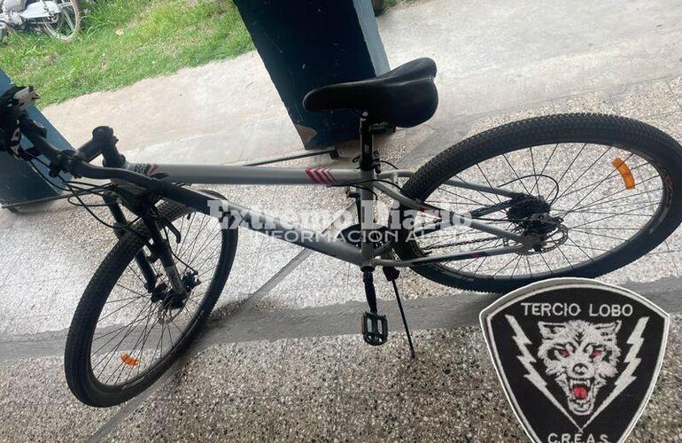 El sujeto dejó tirada su bicicleta al intentar huir del lugar.