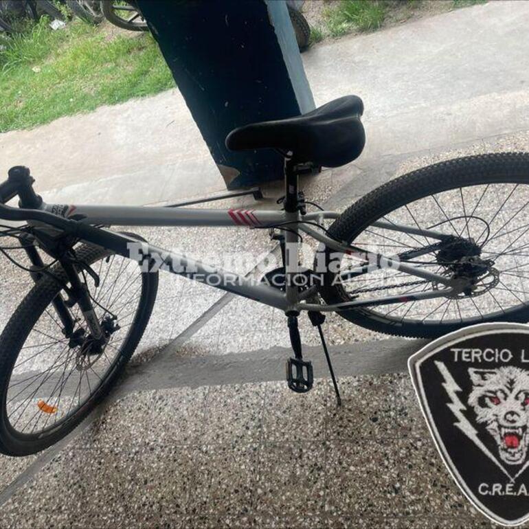 El sujeto dejó tirada su bicicleta al intentar huir del lugar.