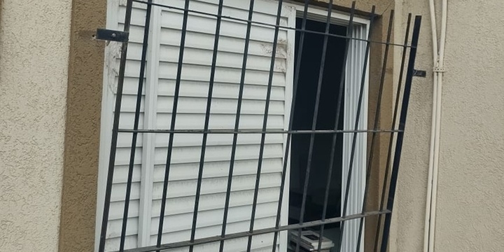 Los ladrones violentaron las rejas de una ventana para valerse el ingreso a la propiedad.