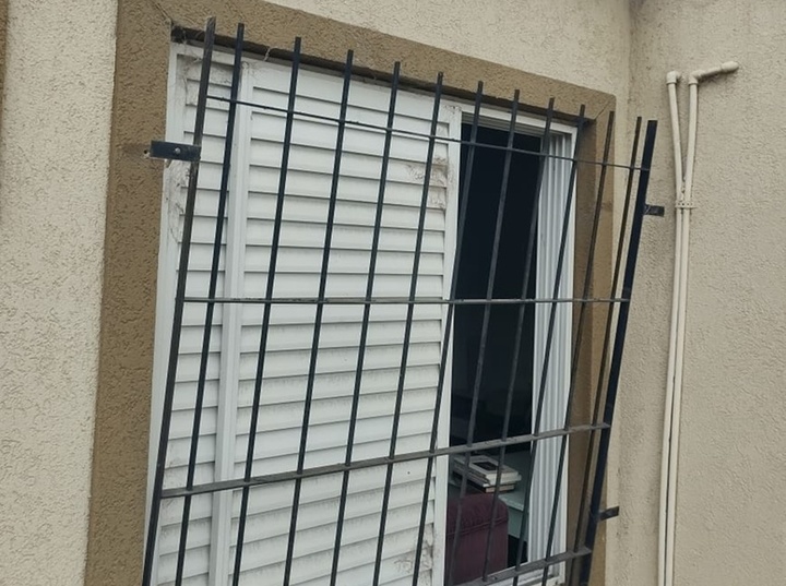 Los ladrones violentaron las rejas de una ventana para valerse el ingreso a la propiedad.