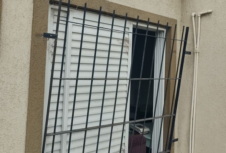 Los ladrones violentaron las rejas de una ventana para valerse el ingreso a la propiedad.