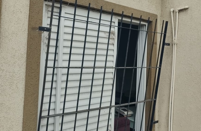 Los ladrones violentaron las rejas de una ventana para valerse el ingreso a la propiedad.