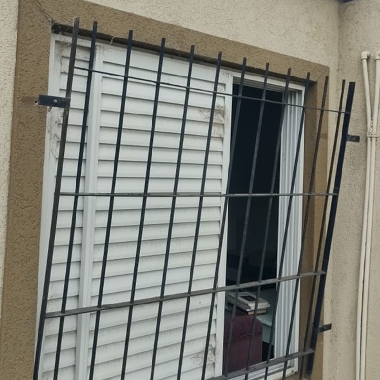 Los ladrones violentaron las rejas de una ventana para valerse el ingreso a la propiedad.