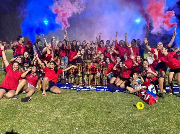 Imagen de El hockey de Talleres cerró un año exitoso con podios, medallas y copas.