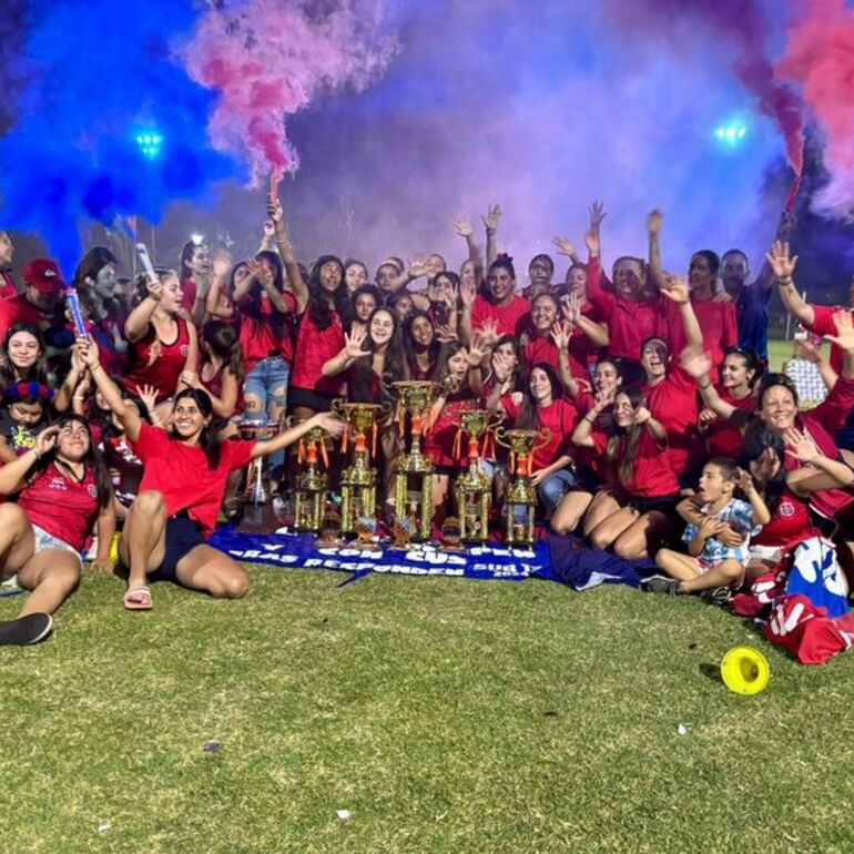 Imagen de El hockey de Talleres cerró un año exitoso con podios, medallas y copas.