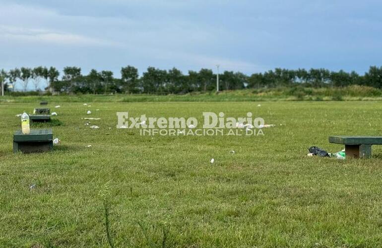 Imagen de Vecinos denuncian disturbios y destrozos en la Plaza de los Excombatientes tras festejos por el fin de clases