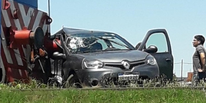 El auto sufrió severos daños, sobre todo en la parte frontal y lateral derecha, tras el choque de la locomotora.