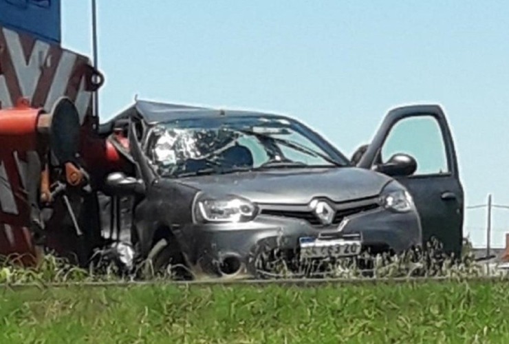 El auto sufrió severos daños, sobre todo en la parte frontal y lateral derecha, tras el choque de la locomotora.