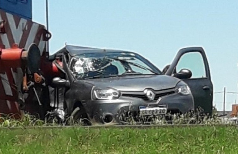 El auto sufrió severos daños, sobre todo en la parte frontal y lateral derecha, tras el choque de la locomotora.