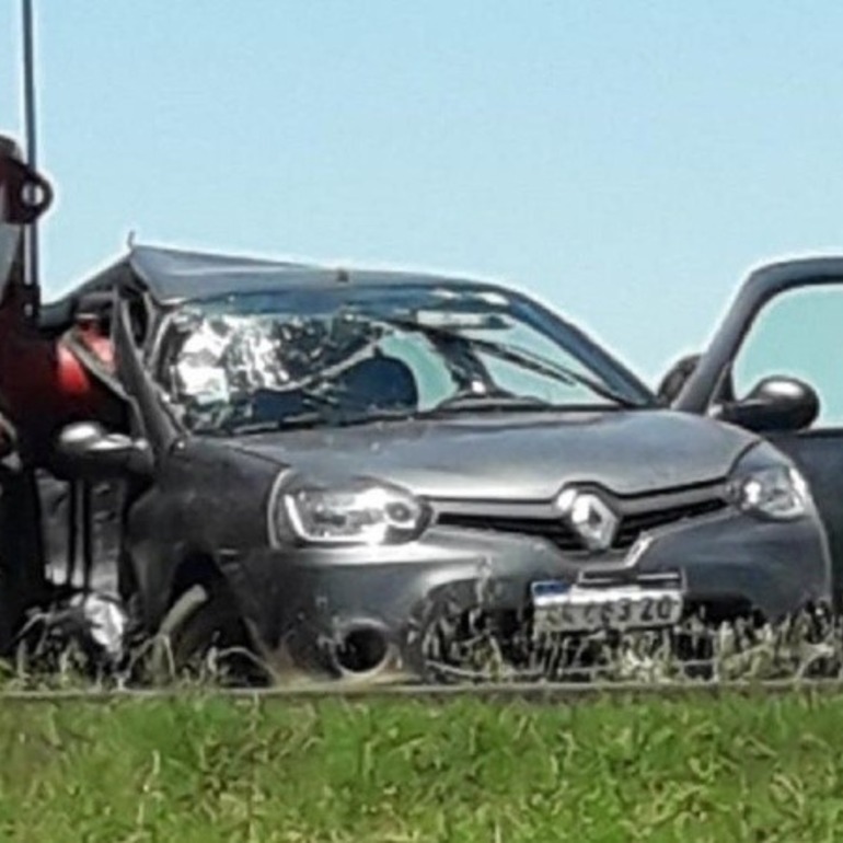 El auto sufrió severos daños, sobre todo en la parte frontal y lateral derecha, tras el choque de la locomotora.