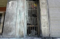 Así quedó la puerta de ingreso a la Secretaria de Niñez en Ricardone 1345. (Alan Monzón/Rosario3)