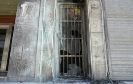 Así quedó la puerta de ingreso a la Secretaria de Niñez en Ricardone 1345. (Alan Monzón/Rosario3)